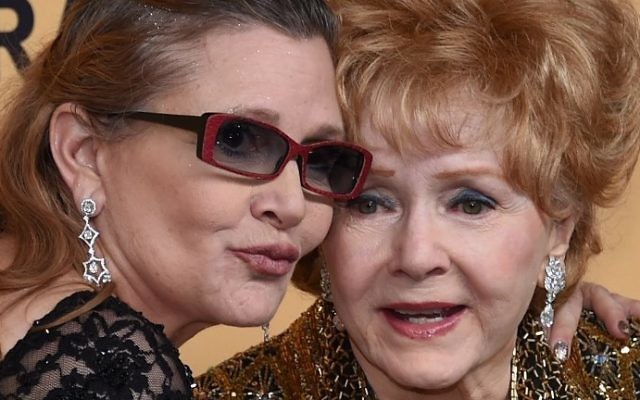 Debbie Reynolds, à droite, avec sa fille Carrie Fisher, à Los Angeles, le 24 janvier 2015. (Crédit : Ethan Miller/Getty Images/AFP) Debbie Reynolds, à droite, avec sa fille Carrie Fisher, à Los Angeles, le 24 janvier 2015. (Crédit : Ethan Miller/Getty Images/AFP)