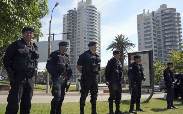 Photo d'illustration des forces de sécurité qui gardent les abords du  World Trade Center de Montevideo, qui accueille les bureaux de l'ambassade israélienne, le 8 janvier 2015 (Crédit : AFP/Mario Goldman)