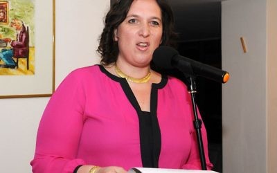 Nina Ben-Ami, l'ambassadrice d'Israël en Uruguay, en 2015. (Crédit : GMWUY/CC BY-SA 4.0/WikiCommons)