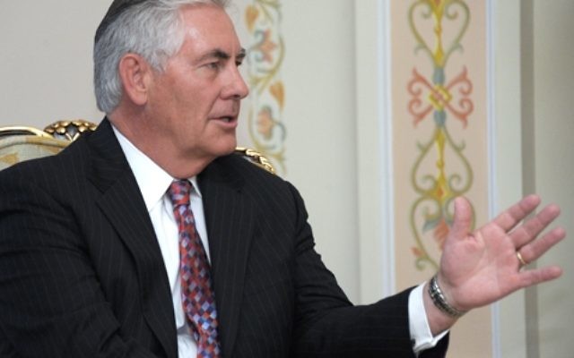 Le président et le PDG d'ExxonMobil Corporation Rex W. Tillerson lors d'une réunion avec le Premier ministre Vladimir Poutine, le 16 avril 2012 (Crédit : C.C A 4.0 International/premier.gov.ru) Le président et le PDG d'ExxonMobil Corporation Rex W. Tillerson lors d'une réunion avec le Premier ministre Vladimir Poutine, le 16 avril 2012 (Crédit : C.C A 4.0 International/premier.gov.ru)