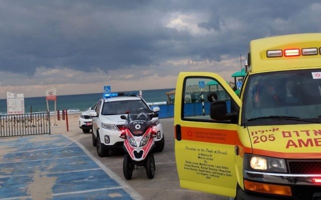 Le corps d'une femme a été sortie de le mer près de Rishon Lezion le 11 décembre 2016. (Crédit : Magen David Adom)