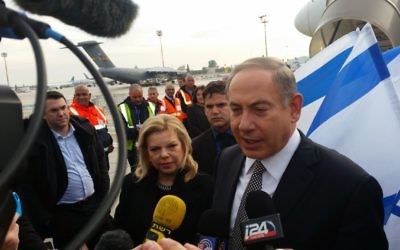 Le Premier ministre Benjamin Netanyahu et son épouse Sara avant leur départ pour une visite de deux jours en Azerbaïdjan et au Kazakhstan, le 13 décembre 2016. (Crédit : Raphael Ahren/Times of Israël)