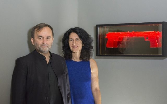 Le père Patrick Desbois, président fondateur de Yahad-In Unum, et l'artiste israélienne Mira Maylor, dont les oeuvres sont présentées dans l'exposition "Mémoires de la Shoah à travers l'Art" au musée de l'Holocauste du Guatemale fondé par Yahad-In Unum, en décembre 2016. (Crédit : PRNewsFoto/Yahad-In Unum)