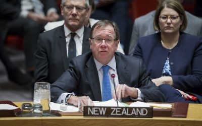 Murray McCully, ministre des Affaires étrangères de Nouvelle Zélande, devant le Conseil de Sécurité des Nations unies, le 16 décembre 2016. (Crédit : Manuel Elias/ONU) Murray McCully, ministre des Affaires étrangères de Nouvelle Zélande, devant le Conseil de Sécurité des Nations unies, le 16 décembre 2016. (Crédit : Manuel Elias/ONU)