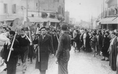 Colonne de Juifs sous les yeux de la population musulmane, en Tunisie, en décembre 1942. (Crédit : Bundesarchiv, Bild 183-J20384/CC-BY-SA 3.0/WikiCommons)