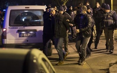 L'homme arrêté par la police turque après des tirs devant l'ambassade des Etats-Unis à Ankara, le 20 décembre 2016. (Crédit : Twitter/Anadolu)