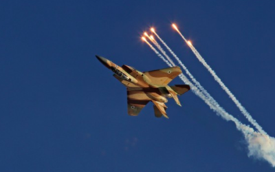 Un avion de chasse F-15I  lors d'un vol acrobatique au cours d'une cérémonie organisée sur la base aérienne de  Hatzerim, près de Beer Sheva, le 23 juin 2013. (Crédit : Ofer Zidon/Flash90)