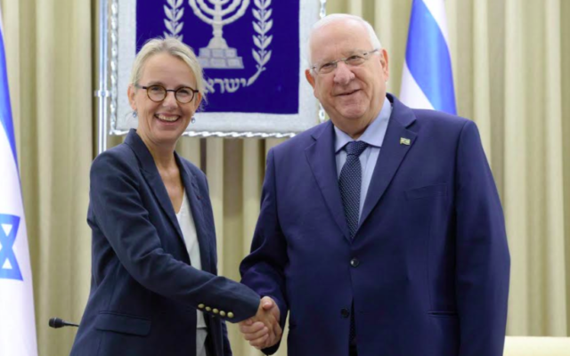 Le président Reuven Rivlin reçoit les lettres de créances d'Hélène le Gal, nouvelle ambassadrice de France auprès d'Israël, le 12 décembre 2016 .(Crédit : Mark Naiman/GPO)