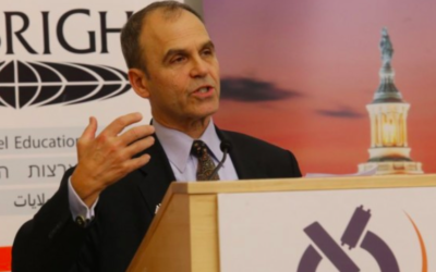 L'auteur de Best-sellers Scott Turow devant les étudiants du programme de mastère Shaindy Rudoff consacré à l’écriture créative à l’université Bar Ilan le 12 décembre 2016 (Crédit : Yoni Reif)