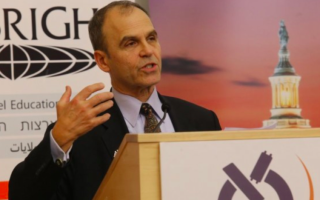 L'auteur de Best-sellers Scott Turow devant les étudiants du programme de mastère Shaindy Rudoff consacré à l’écriture créative à l’université Bar Ilan le 12 décembre 2016 (Crédit : Yoni Reif)