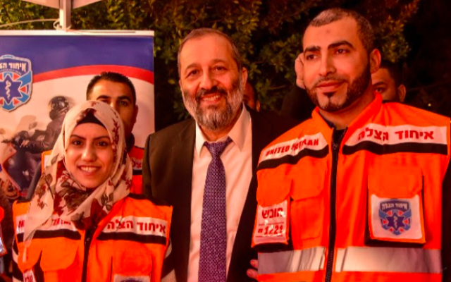 Aryeh Dery, ministre de l'Intérieur et du développement des zones périphériques lance un nouveau programme d'urgence médicale dans lequel collaborent Juifs et Arabes (Crédit: United Hatzalah) Aryeh Dery, ministre de l'Intérieur et du développement des zones périphériques lance un nouveau programme d'urgence médicale dans lequel collaborent Juifs et Arabes (Crédit: United Hatzalah)