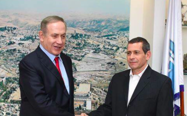 Benjamin Netanyahu et Nadav Argaman, le 28 décembre 2016 (Crédit : Likud/Facebook) Benjamin Netanyahu et Nadav Argaman, le 28 décembre 2016 (Crédit : Likud/Facebook)