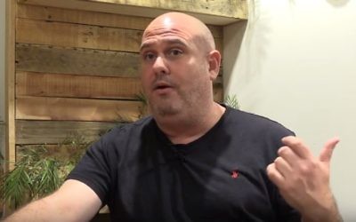 Corey Gil-Shuster, Israélien né au Canada, a interrogé plus de 3 000 Israéliens et Palestiniens pour le "Ask Project". (Crédit : capture d'écran YouTube)