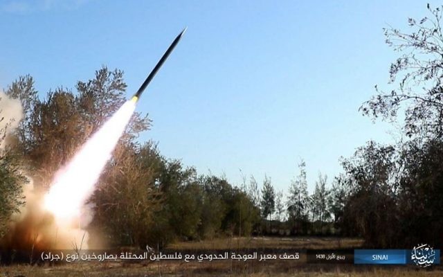 Une vidéo publiée par l'Etat Islamique le 14 décembre 2016 revendique une attaque à la roquette dirigée contre Israël deux jours avant. (Crédit : capture d'écran) Une vidéo publiée par l'Etat Islamique le 14 décembre 2016 revendique une attaque à la roquette dirigée contre Israël deux jours avant. (Crédit : capture d'écran)