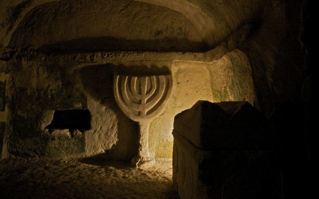 Une menorah gravée dans la pierre, au parc national de Beit Shearim, en Basse Galilée, photographiée en mai 2010. (Crédit : Doron Horowitz/Flash90) Une menorah gravée dans la pierre, au parc national de Beit Shearim, en Basse Galilée, photographiée en mai 2010. (Crédit : Doron Horowitz/Flash90)