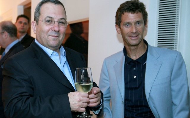 L'homme d'affaires israélien Beny Steinmetz, à droite, avec Ehud Barak, alors ministre de la Défense, le 17 mai 2007. (Crédit : Moshe Shai/Flash90)