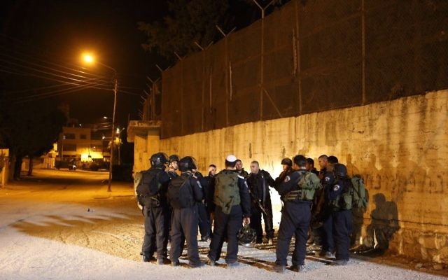 Des soldats israéliens protègent des Juifs priant au Tombeau de Joseph, à Naplouse, en Cisjordanie, le 10 juin 2013. (Crédit : Yaakov Naumi/Flash90) Des soldats israéliens protègent des Juifs priant au Tombeau de Joseph, à Naplouse, en Cisjordanie, le 10 juin 2013. (Crédit : Yaakov Naumi/Flash90)