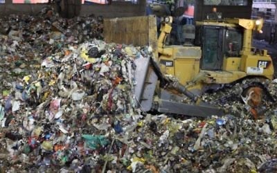 Illustration : le projet de restauration de la décharge de Hiriya, située au sud-est de Tel-Aviv, en Israël. Les déchets alimentaires jetés dans les décharges sont doublement négatifs pour l'environnement, en raison des coûts environnementaux liés à la production d'aliments (Crédit : Yaakov Naumi / Flash90)