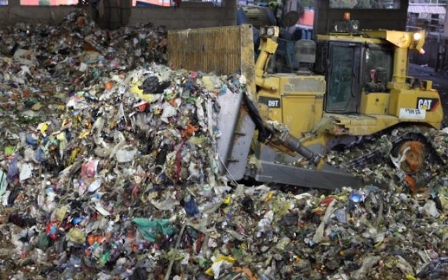 Illustration : le projet de restauration de la décharge de Hiriya, située au sud-est de Tel-Aviv, en Israël. Les déchets alimentaires jetés dans les décharges sont doublement négatifs pour l'environnement, en raison des coûts environnementaux liés à la production d'aliments (Crédit : Yaakov Naumi / Flash90) Illustration : le projet de restauration de la décharge de Hiriya, située au sud-est de Tel-Aviv, en Israël. Les déchets alimentaires jetés dans les décharges sont doublement négatifs pour l'environnement, en raison des coûts environnementaux liés à la production d'aliments (Crédit : Yaakov Naumi / Flash90)