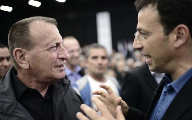Le maire de Tel Aviv Ron Huldai (à gauche) et le journaliste Raviv Drucker, le 14 décembre 2014. (Crédit : Tomer Neuberg/Flash90)