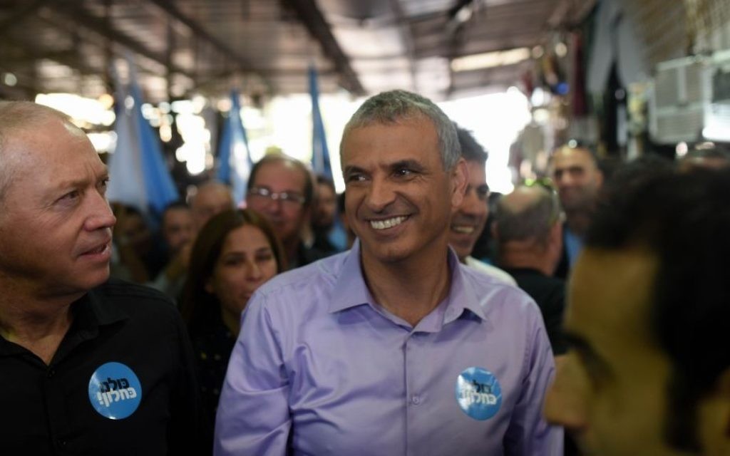 Moshe Kahlon, tête de liste du parti Koulanou, pendant la campagne électorale au marché Carmel de Tel Aviv, le 4 février 2015. (Crédit : Ben Kelmer/Flash90)