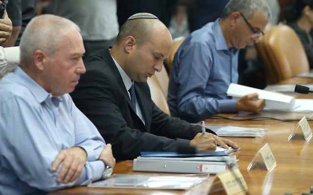 Yoav Galant, ministre du logement, à gauche, et Naftali Bennett, ministre de l'Education, lors d'une réunion de cabinet dans les bureaux du Premier ministre à Jérusalem, le 7 juin 2015. (Crédit : Amit Shabi/Flash90)