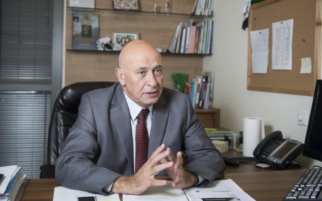 Basel Ghattas, député de la Liste arabe unie, dans son bureau de la Knesset à Jérusalem, le 3 novembre 2015. (Crédit : Hadas Parush/Flash90) Basel Ghattas, député de la Liste arabe unie, dans son bureau de la Knesset à Jérusalem, le 3 novembre 2015. (Crédit : Hadas Parush/Flash90)