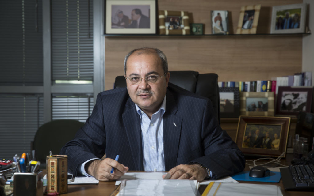 Le Parlementaire Ahmad Tibi dans son bureau de la Knesset à Jérusalem, le 3 novembre 2015. (Crédit : Hadas Parush/Flash90) Le Parlementaire Ahmad Tibi dans son bureau de la Knesset à Jérusalem, le 3 novembre 2015. (Crédit : Hadas Parush/Flash90)