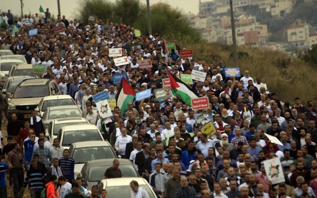 Des milliers de partisans du Mouvement Islamique en Israël, et le leader de sa branche du nord,  Sheikh Raed Salah, manifestent contre la décision de l'interdiction de la branche du nord, le 28 novembre 2015 à  Umm al-Fahm,dans le nord d'Israël (Crédit :  Muammar Awad/Flash90)