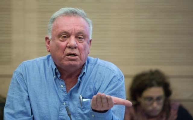 Eitan Broshi, député de l'Union sioniste, lors d'une réunion de la Commission des Finances à la Knesset, le 15 décembre 2015. (Crédit :Yonatan Sindel/Flash90) Eitan Broshi, député de l'Union sioniste, lors d'une réunion de la Commission des Finances à la Knesset, le 15 décembre 2015. (Crédit :Yonatan Sindel/Flash90)