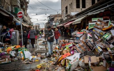 De la nourriture jetée à l'entrée du marché Mahane Yehuda de Jérusalem, le 3 janvier 2016 (Crédit : Hadas Parush / Flash90)