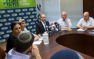 Naftali Bennett, le président du parti HaBayit HaYehudi, pendant une réunion avec ses députés à la Knesset, le 20 juin 2016. (Crédit : Miriam Alster/Flash90)
