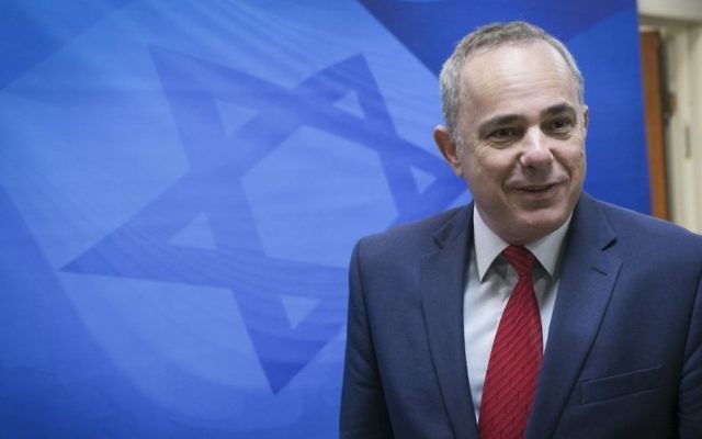 Yuval Steinitz, ministre de l'Energie, avant la réunion de cabinet hebdomadaire dans les bureaux du Premier ministre Benjamin Netanyahu à Jérusalem, le 30 octobre 2016. (Crédit : Ohad Zwigenberg)