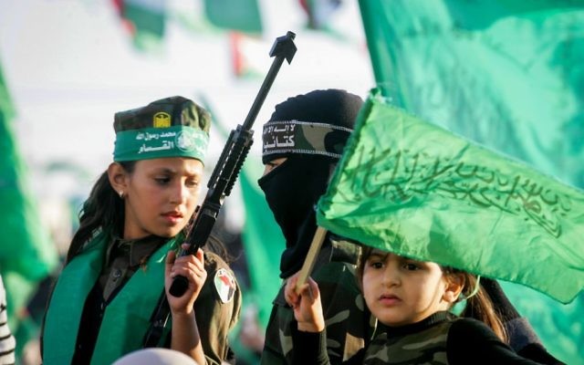 Des partisans du Hamas pendant le rassemblement célébrant le 29e anniversaire du groupe terroriste, à Khan Yunis, dans le sud de la bande de Gaza, le 11 décembre 2016. (Crédit : Abed Rahim Khatib/Flash90) Des partisans du Hamas pendant le rassemblement célébrant le 29e anniversaire du groupe terroriste, à Khan Yunis, dans le sud de la bande de Gaza, le 11 décembre 2016. (Crédit : Abed Rahim Khatib/Flash90)