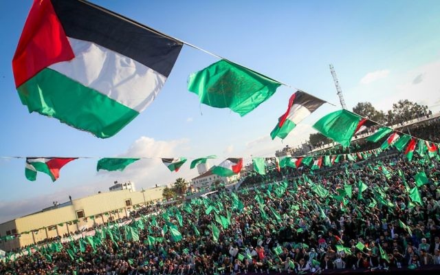 Des partisans du Hamas pendant le rassemblement célébrant le 29e anniversaire du groupe terroriste, à Khan Yunis, dans le sud de la bande de Gaza, le 11 décembre 2016. (Crédit : Abed Rahim Khatib/Flash90)