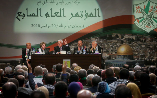 Mahmoud Abbas, président de l'Autorité palestinienne, pendant son discours devant le 7e congrès du Fatah, réuni à la Mouqataa, le siège de l'Autorité à Ramallah, en Cisjordanie, le 30 novembre 2016. (Crédit : Flash90)