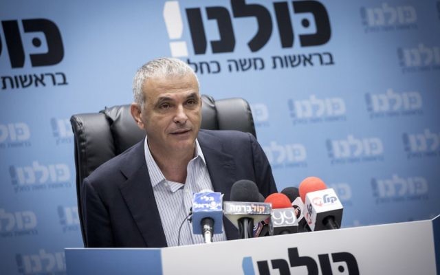 Moshe Kahlon, ministre des Finances et président de Koulanou, dirige la réunion de son parti à la Knesset, le 5 décembre 2016. (Crédit : Miriam Alster/Flash90)