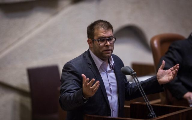 Oren Hazan, député du Likud, devant la Knesset le 7 décembre 2016. (Crédit : Hadas Parush/Flash90) Oren Hazan, député du Likud, devant la Knesset le 7 décembre 2016. (Crédit : Hadas Parush/Flash90)