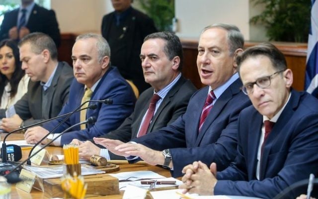 Le Premier ministre Benjamin Netanyahu, au centre, pendant la réunion hebdomadaire du cabinet dans ses bureaux, à Jérusalem, le 18 décembre 2016. (Crédit :Marc Israel Sellem/Pool) Le Premier ministre Benjamin Netanyahu, au centre, pendant la réunion hebdomadaire du cabinet dans ses bureaux, à Jérusalem, le 18 décembre 2016. (Crédit :Marc Israel Sellem/Pool)
