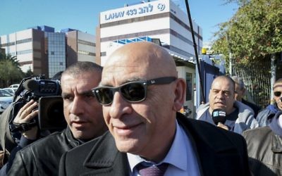 Basel Ghattas, au centre, député de la Liste arabe unie, à son arrivée à l'unité d'enquête Lahav 433 à Lod, le 20 décembre 2016. (Crédit : Flash90)