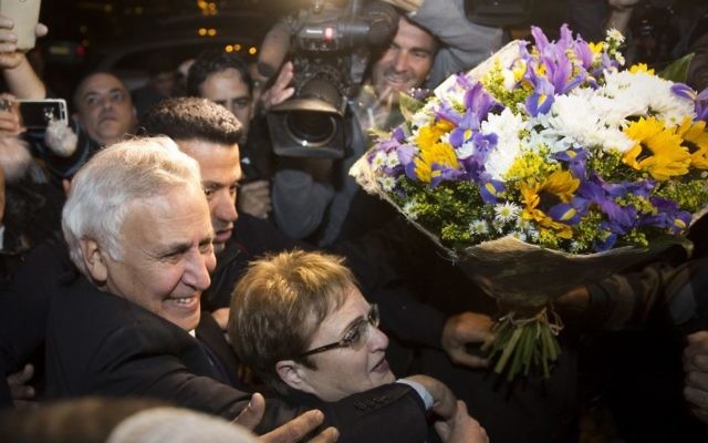 L'ancien président Moshe Katsav avec son épouse Gila à son arrivée chez lui après sa libération anticipée de la prison Maasiyahu Prison, à Kiryat Malachi, le 21 décembre 2016. (Crédit : Hadas Parush/Flash90) L'ancien président Moshe Katsav avec son épouse Gila à son arrivée chez lui après sa libération anticipée de la prison Maasiyahu Prison, à Kiryat Malachi, le 21 décembre 2016. (Crédit : Hadas Parush/Flash90)