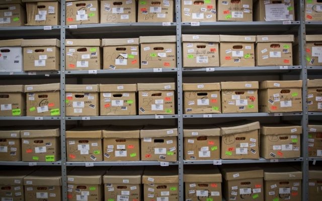 Les documents classifiés liés à l'affaire des enfants yéménites, aux Archives de l'Etat à Jérusalem, le 22 décembre 2016. (Crédit : Yonatan Sindel/Flash90)