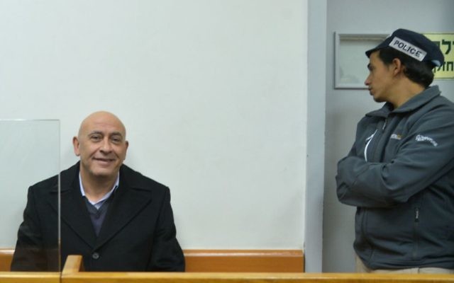 Basel Ghattas, député de la Liste arabe unie, à gauche, devant le juge des libertés de la cour des magistrats de Rishon Lezion, le 23 décembre 2016. (Crédit : Avi Dishi/Flash90)