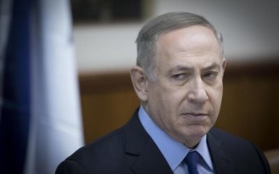 Le Premier ministre Benjamin Netanyahu pendant la réunion hebdomadaire du cabinet à Jérusalem, le 25 décembre 2016. (Crédit : Yonatan Sindel/Flash90)