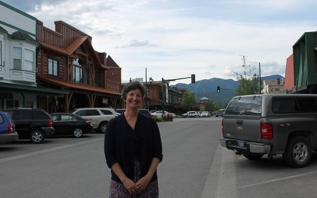 La rabbin Francine Green Roston, membre de Love Lives Here, une association locale de lutte contre les discriminations, à Whitefish, Montana. (Crédit : Uriel Heilman/JTA)