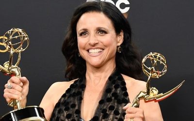 Julia Louis-Dreyfus avec ses Emmy Awards de meilleure actrice dans une série comique et de meilleure série comique pour "Veep", à Los Angeles, le 18 septembre 2016. (Crédit : Frazer Harrison/Getty Images/JTA)