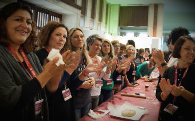 Illustration : La délégation grecque du Jewish Women’s Renaissance Project prélève la halla à Jérusalem en2015. (Crédit : Jewish Women’s Renaissance Project/via JTA)