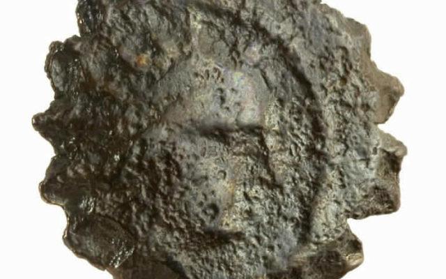 Le visage d'Antiochos sur une pièce de bronze trouvée dans la cour de la citadelle de la Tour de David (Crédit : Autorisation Tour de David) Le visage d'Antiochos sur une pièce de bronze trouvée dans la cour de la citadelle de la Tour de David (Crédit : Autorisation Tour de David)