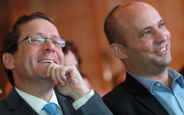 Le chef de l'Union sioniste Isaac Herzog, à gauche, et le président de Habayit Hayehudi Naftali Bennett lors d'un débat sur l'économie organisé à Tel Aviv le 11 mars 2015 (Crédit : Gil Cohen Magen/AFP/Getty Images) Le chef de l'Union sioniste Isaac Herzog, à gauche, et le président de Habayit Hayehudi Naftali Bennett lors d'un débat sur l'économie organisé à Tel Aviv le 11 mars 2015 (Crédit : Gil Cohen Magen/AFP/Getty Images)