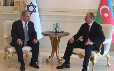 Le Premier ministre Benjamin Netanyahu et le président azéri Ilham Aliyev au Palais Zagulba de Baku, en Azerbaïdjan, le 13 décembre 2016. (Crédit : GPO)